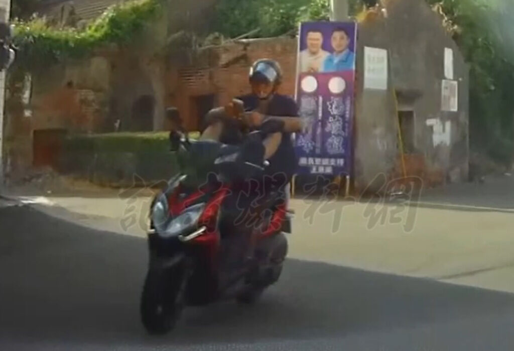 阿伯用腳騎車，雙手滑手機嚇壞汽車駕駛。(翻攝記者爆料網)