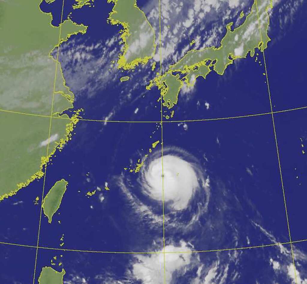 軒嵐諾目前是小鋼炮，但接近台灣時將長大長胖，接近台灣時將維持強烈颱風。(翻攝自氣象局)
