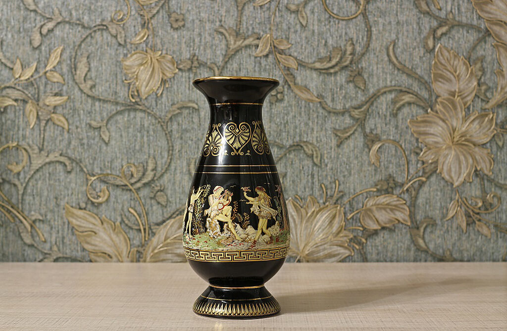 英國拍賣師在二手商店以1英鎊買到1930年代的古董花瓶，評估後價值約落在40~60英鎊。(示意圖/達志影像)
