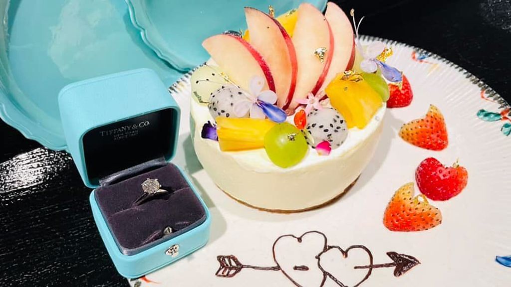 張懷媗的男友求婚，幫她準備大鑽戒和水果奶油蛋糕。(圖/張懷媗 FB)