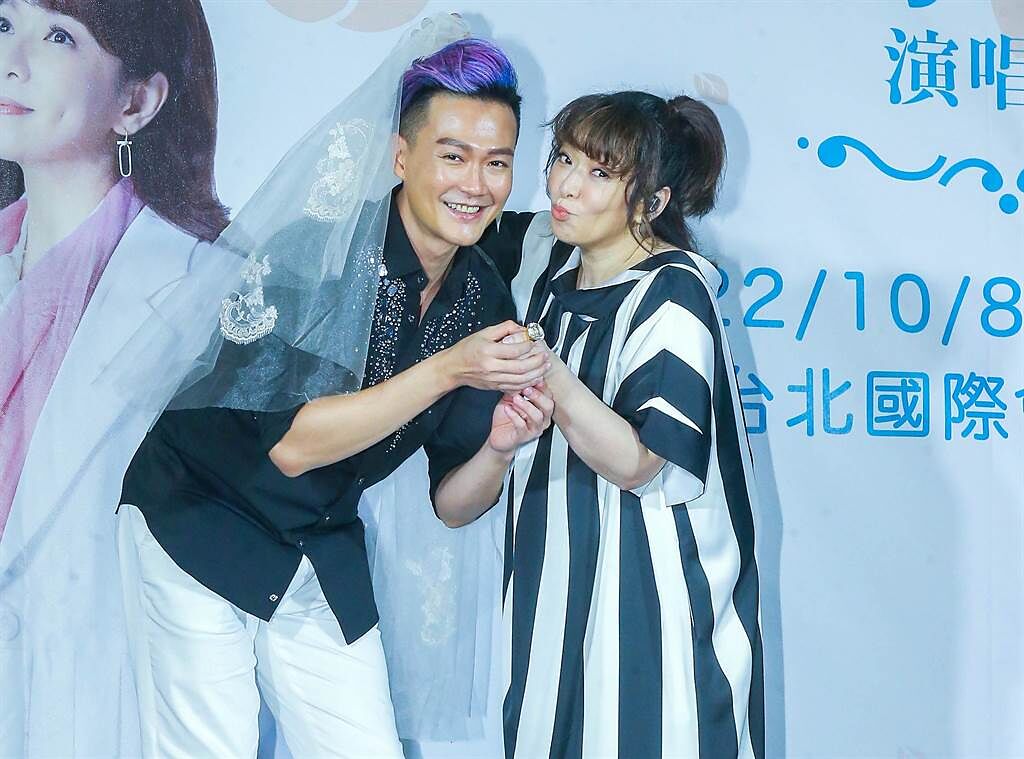 林俊逸（左）為了趙詠華披頭紗，還送上戒指當作禮物，記者會氣氛如婚禮般歡樂。（粘耿豪攝）