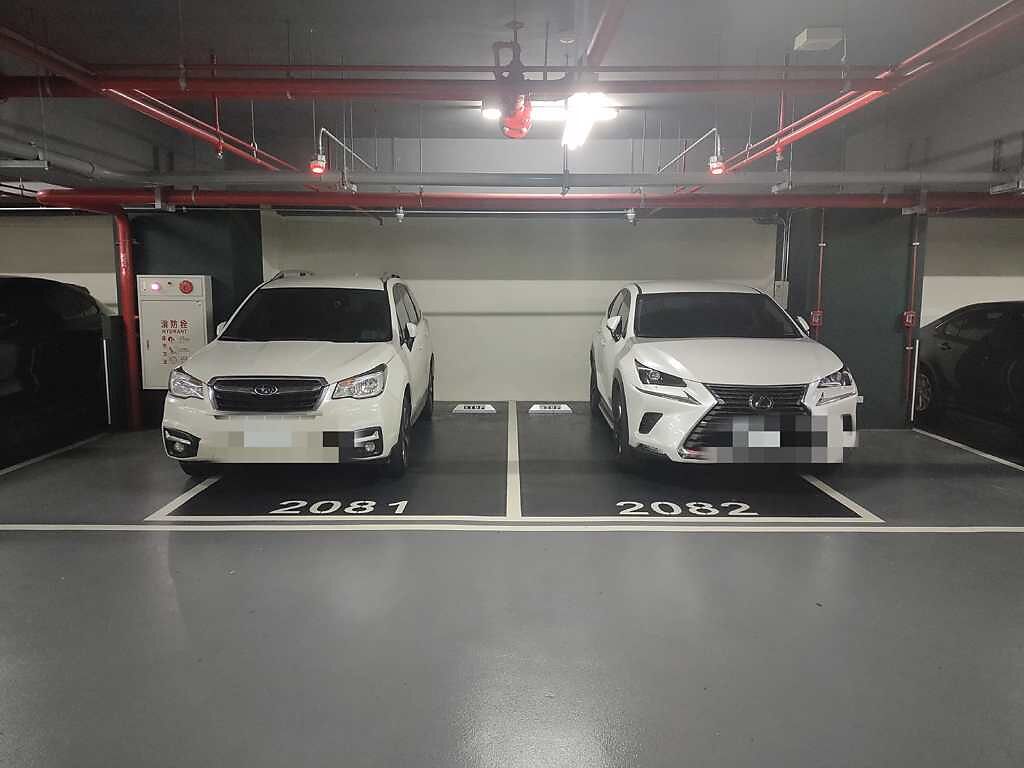 兩台SUV在停車場都遠遠避開對方的車位。（翻攝自爆廢公社臉書）