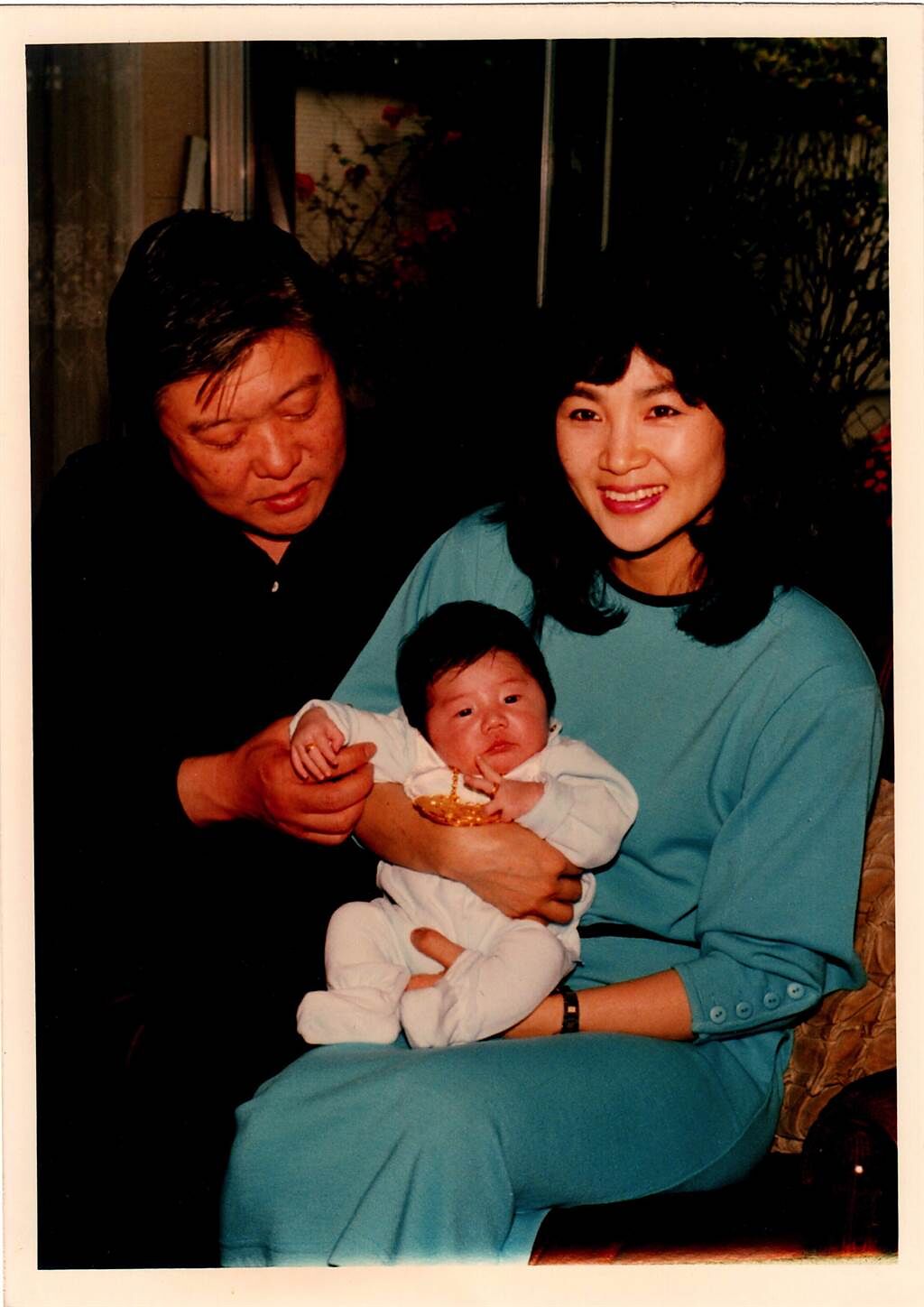 鳳飛飛和夫婿、兒子滿月當年一家三口的全家福合照。（左右文化提供）