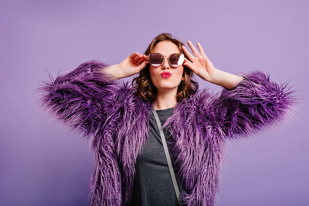 穿戴紫色衣服或飾品，不僅可以改善人際關係，還能吸引貴人來相助。（示意圖／Shutterstock）