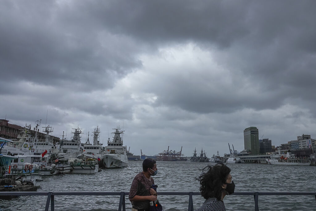 風雨逐漸增強，基隆港內停滿避風的海軍與海巡署各式艦艇。（黃子明攝）
