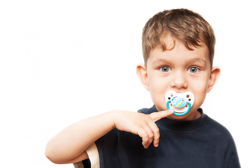摳門老公撿二手奶嘴給小孩吸。（示意圖／Shutterstock）

