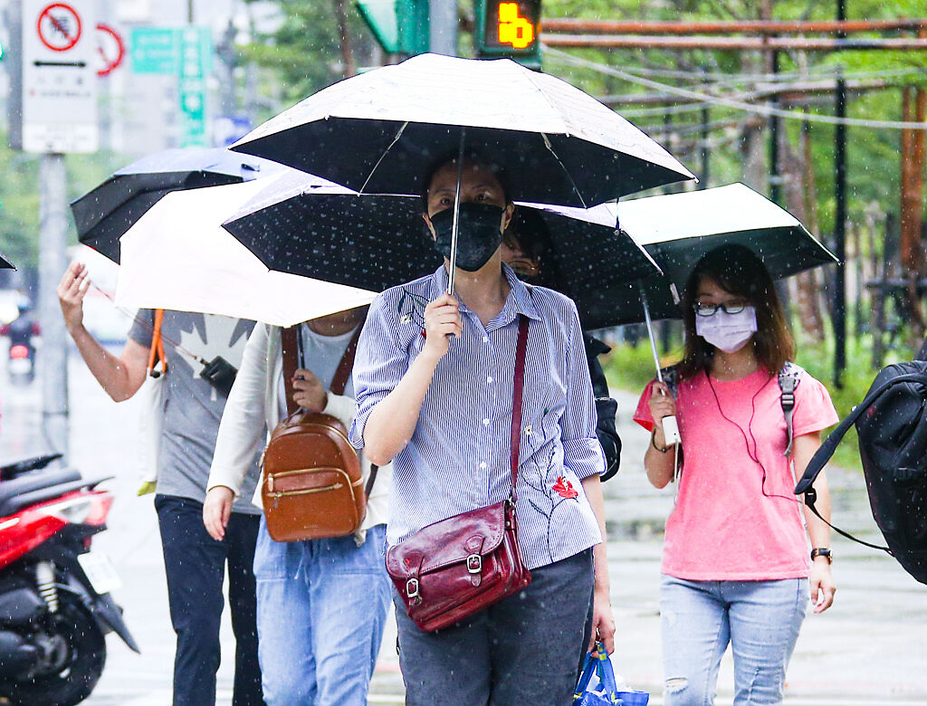 軒嵐諾颱風影響，北台灣雨勢會越來越明顯，民眾紛紛撐傘遮雨。（羅永銘攝）