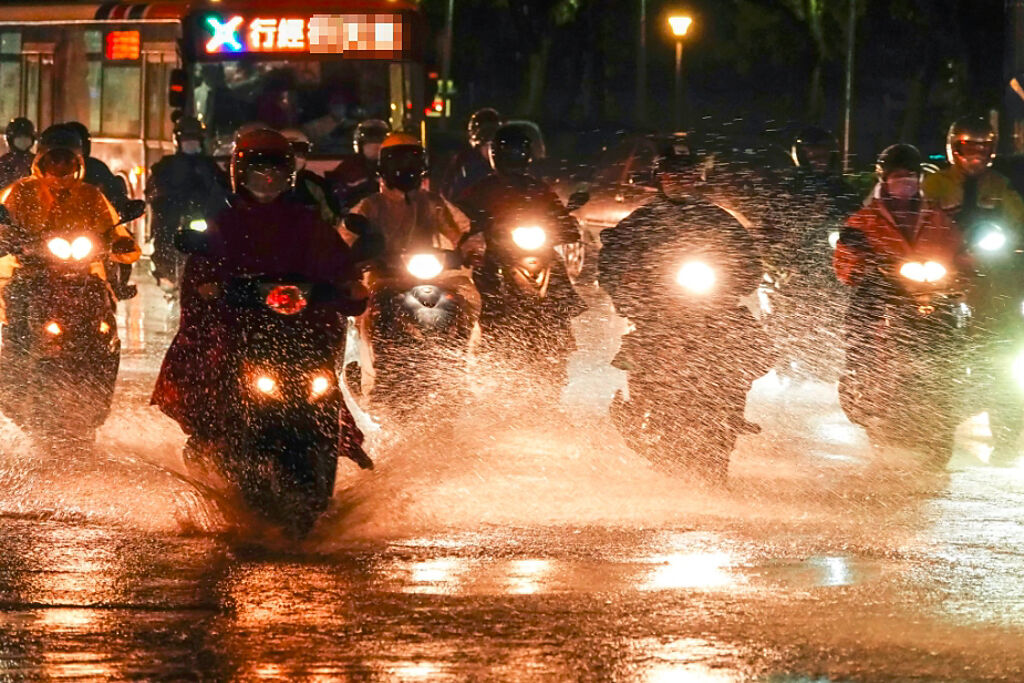 受到第11號颱風軒嵐諾外圍環流影響，今（2）日北台灣多處有局部大雨或豪雨。（示意圖／黃子明攝）