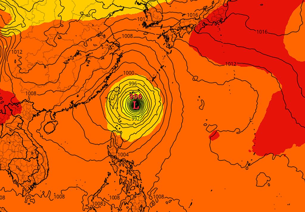 軒嵐諾勢力正在盤整，今晚至明晨將衝擊北台灣。（翻攝tropicaltidbits）