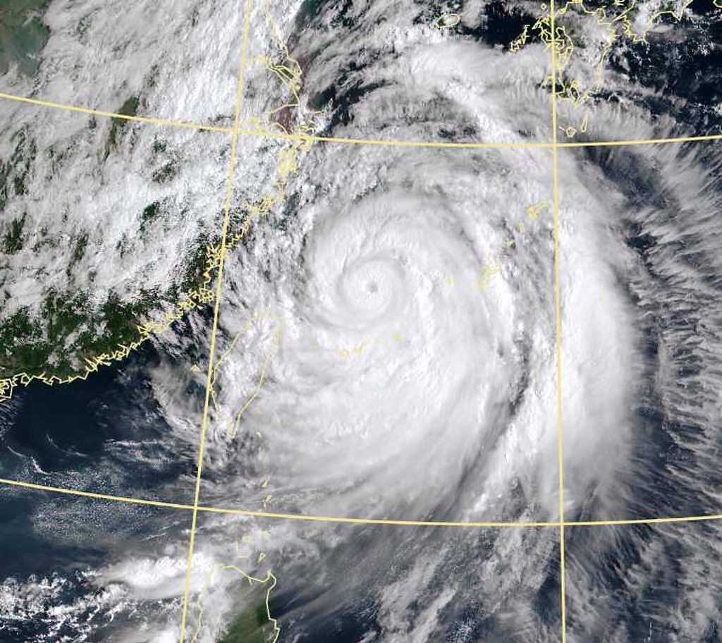 中颱軒嵐諾暴風圈逐漸通過東北角陸地，威脅宜蘭、新北、基隆。(翻攝自氣象局)
