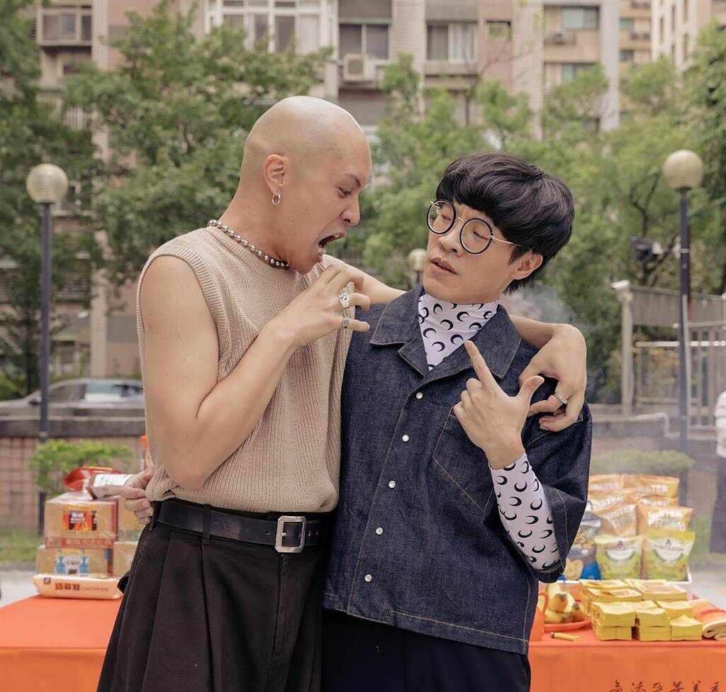 新片《他馬克老闆》找來盧廣仲（右）跟黃宣搭檔演出。（氧氣電影提供）