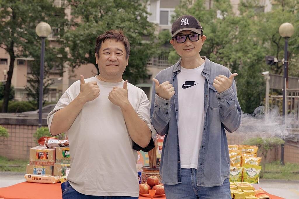 《他馬克老闆》導演瞿友寧（左）與原著馬克出席電影開鏡。（氧氣電影提供）