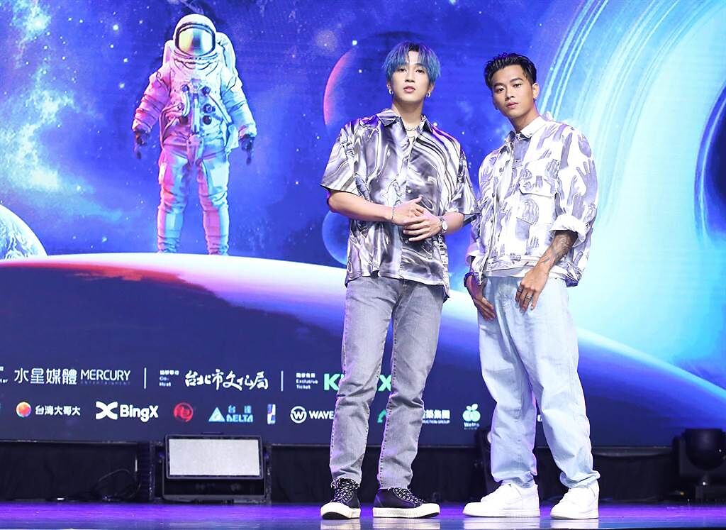 婁峻碩（左）、高爾宣今為「太空港音樂藝術嘉年華」售票記者會站台。（陳俊吉攝）