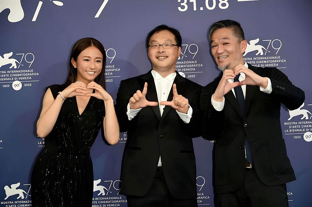 木村文乃（左起）、導演深田晃司、砂田原子現身威尼斯影展宣傳《LOVE LIFE》。（海鵬影業提供）