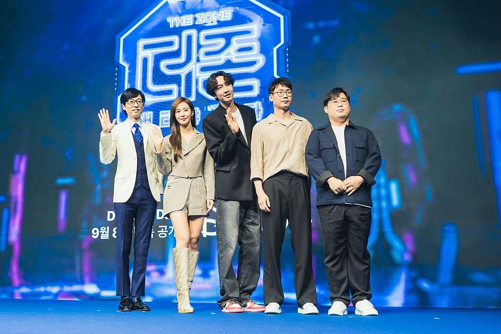 劉在錫（左起）、俞利、李光洙、製作人趙孝鎮及金東鎮6日出席《韓星地帶：逃脫任務》記者會。（Disney＋提供）