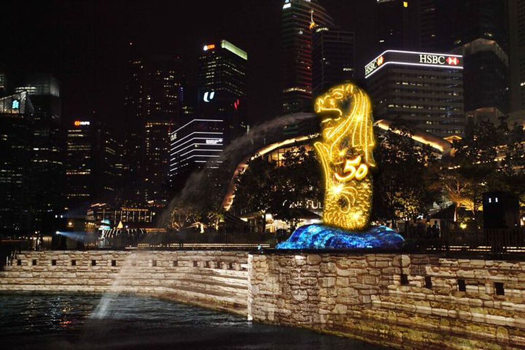 為歡慶50周年，魚尾獅雕像將於9月15日至29日，每日晚間進行亮燈活動。　圖：新加坡旅遊局／提供