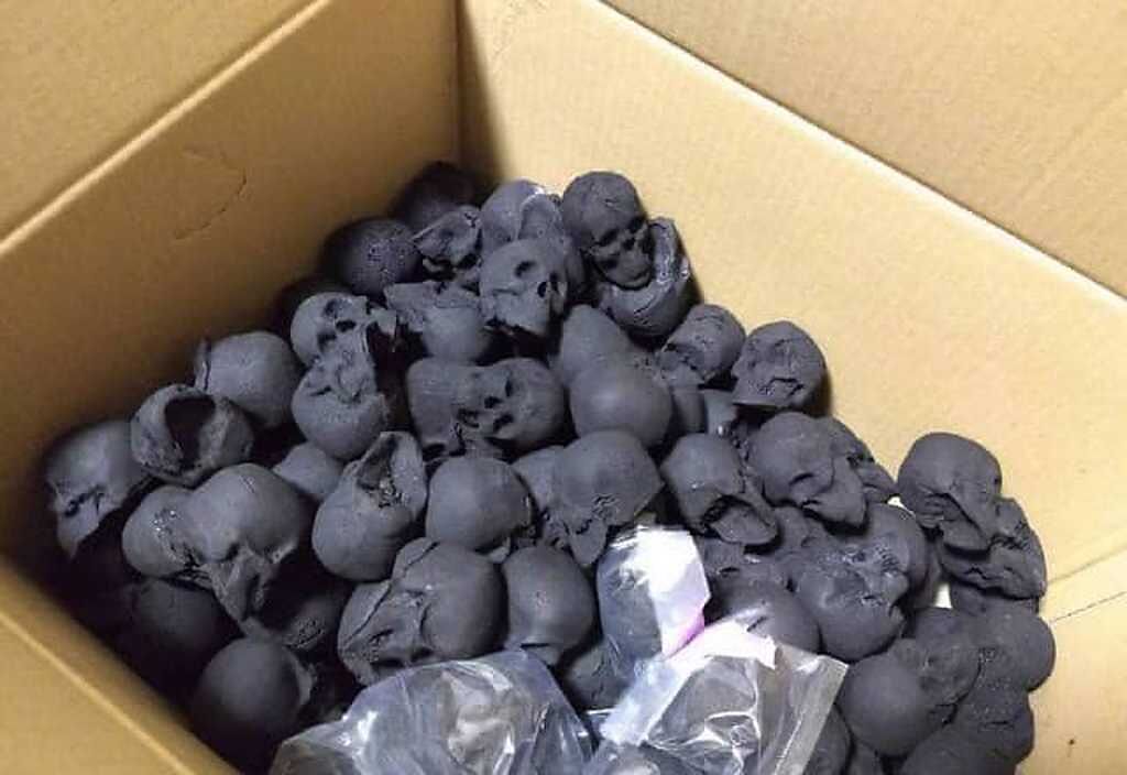 一名男網友表示，中秋節他買了一箱骷髏頭造型木炭，令不少網友崩潰。（圖／翻攝自爆廢公社）
