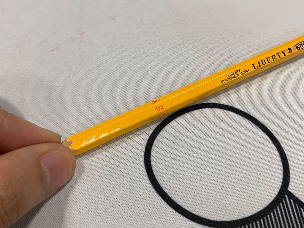 網友發現女兒的鉛筆上面刻有4個英文字母。（翻攝臉書爆廢公社二館）