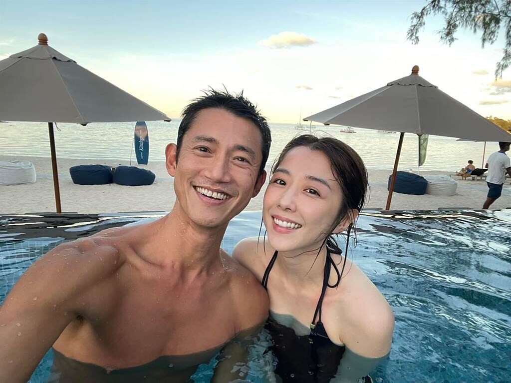 吳慷仁日前才大方曬出與邵雨薇在泰國度假甜蜜照。（摘自吳慷仁臉書）
