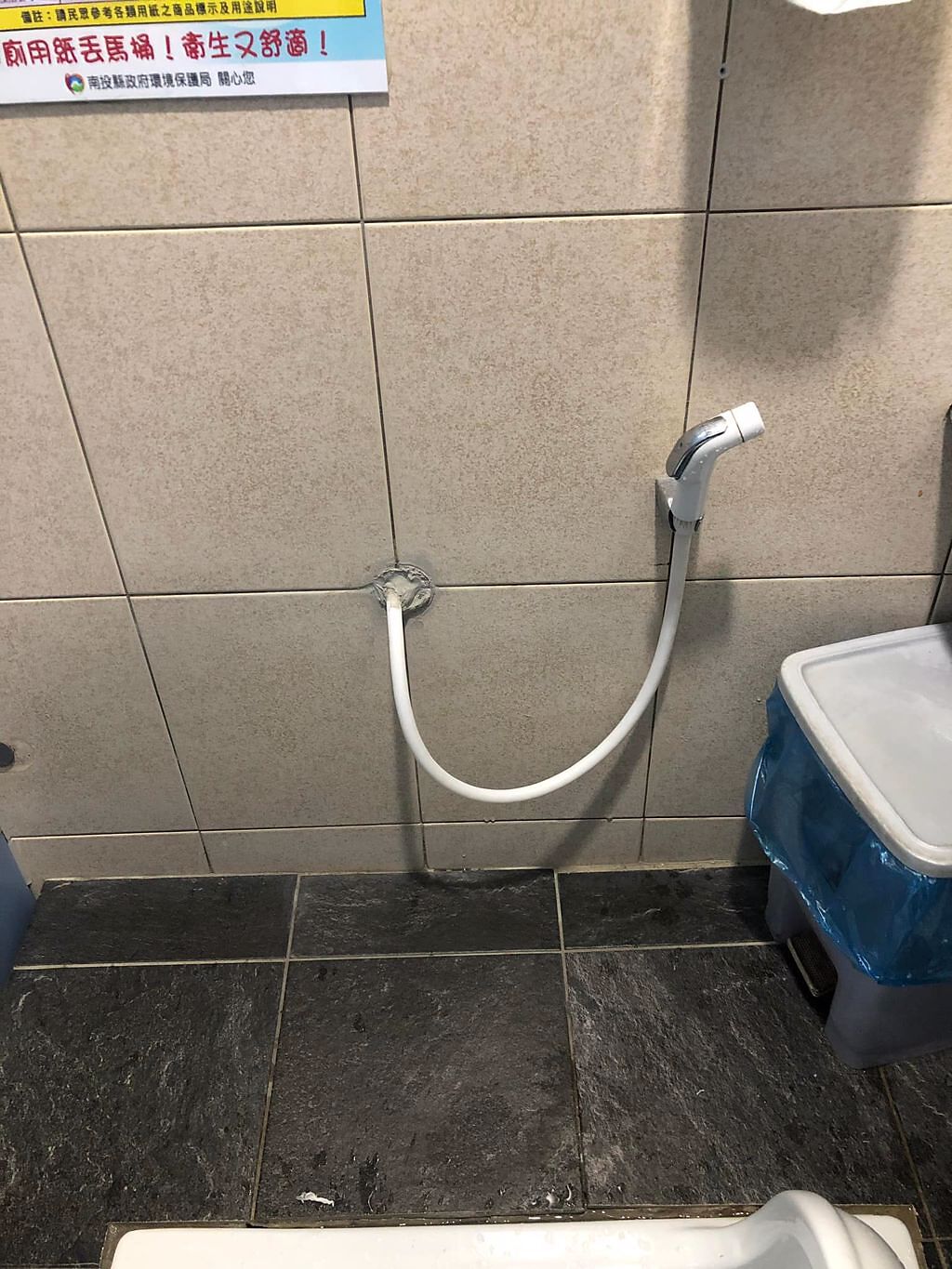 一名網友大讚沖洗器是廁所救星，直呼政府應該努力在每一間公廁都進行裝設。（翻攝自爆廢公社臉書）