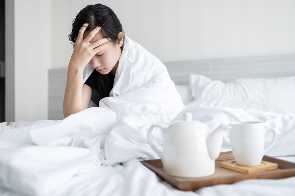 許多人長期受到經濟、工作或各種壓力所苦，第一步影響的便是睡眠品質。( 示意圖 / Shutterstock )