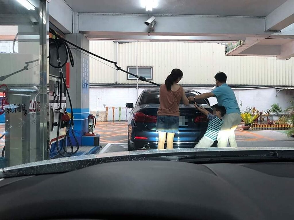 男子驚見前車BMW一家3人下車，齊心合力拉著油管加油，有趣的畫面也笑翻網友「真幸福的畫面」。（翻攝自臉書重機車友 ❘ 各區路況天氣、資訊分享中心）