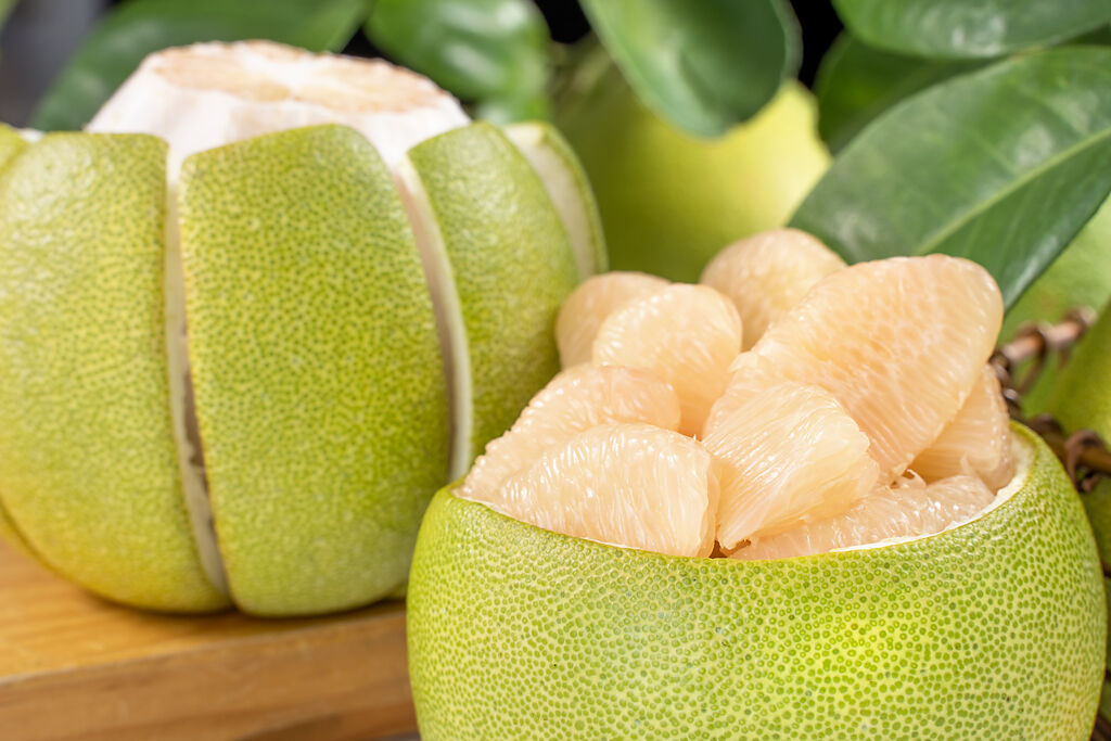 網路上瘋傳吃柚子配兩種食物，會導致中毒身亡。（示意圖／shutterstock）
