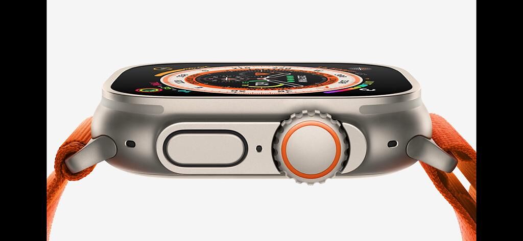 全新的Apple Watch Ultra可是有史以來最大，同時也是最亮的Apple Watch顯示器，右側的錶冠跟Home鍵也變得更突出，方便戴著手套時也更好按。（翻攝直播畫面）