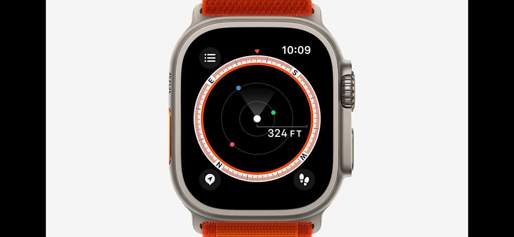 全新的Apple Watch Ultra除了擁有「尋路者」錶面，更具備「指南針航點」能快速便利地直接在 app 內標記地點或想去的地方，及迷路時可使用的「回溯」功能。（翻攝直播畫面）