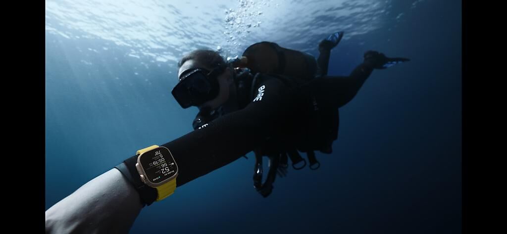 全新的Apple Watch Ultra突破性地支援潛水功能，可使用全新的Oceanic+ APP，進行深達40公尺的休閒水肺潛水。（翻攝直播畫面）