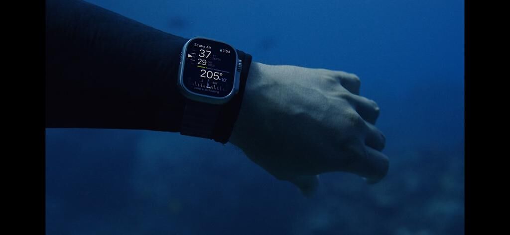 全新的Apple Watch Ultra同時擁有指北針、安全停留、上升速度提醒等完整的潛水電腦錶功能。（翻攝直播畫面）
