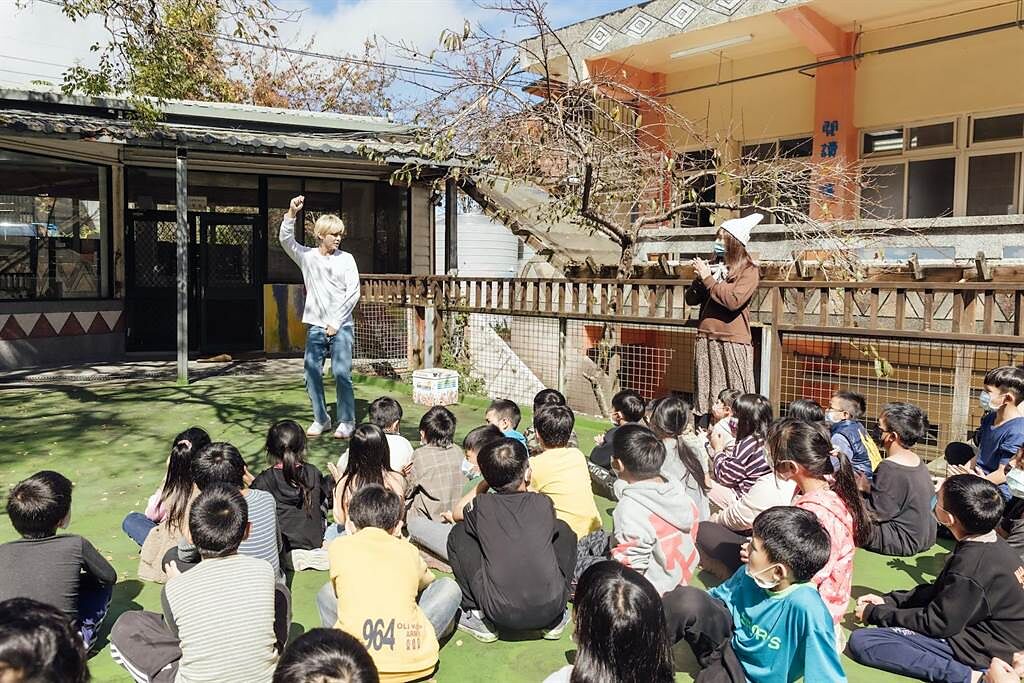 炎亞綸探訪偏鄉部落孩童，與他們講故事。（至善基金會提供）