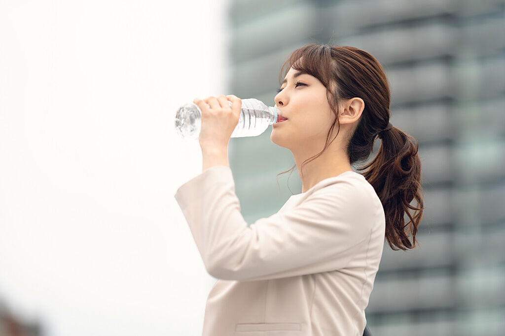 營養功能醫學專家劉博仁表示，喝水不足不利於大腦健康，會使腦部反應變慢。(示意圖/達志影像)