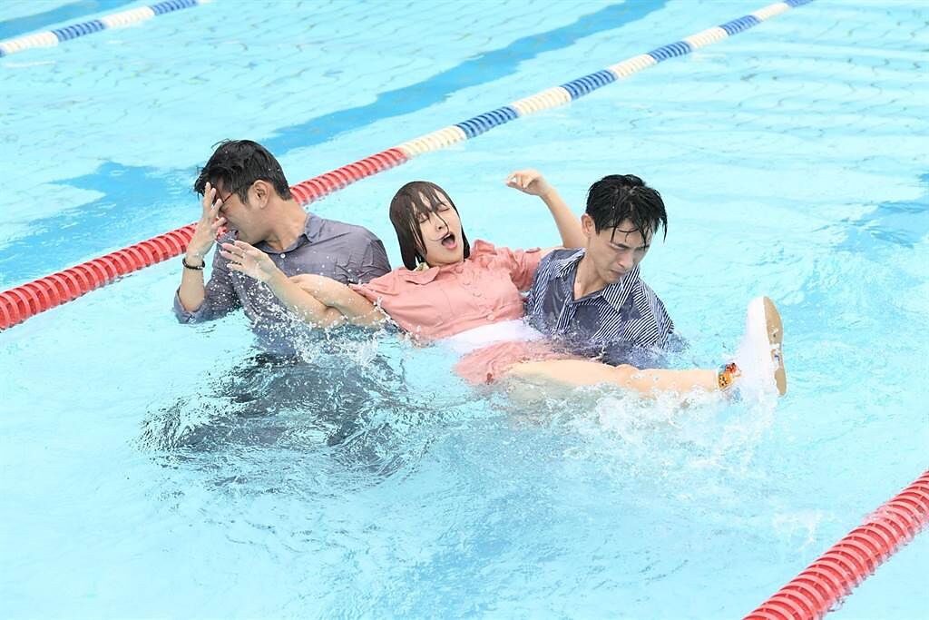 連晨翔、大元、楊子儀拍攝游泳池玩水戲。（三立提供）