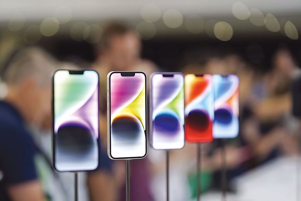 蘋果秋季新品發表會展示iPhone 14系列手機。（圖／美聯社）