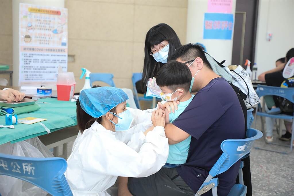台中市診所協會理事長、小兒專科醫師曾崇芳呼籲，家長速帶孩子接種疫苗才來得及面對疫情高峰。（馮惠宜攝）