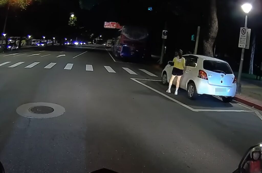 1名女車主在路邊臨時停車，但車下的「白色方格」不是停車格，竟是機車待轉區，離譜1幕全被停等紅燈的騎士看在眼裡。（翻攝自YouTube頻道「WoWtchout 地圖型行車影像分享平台」）