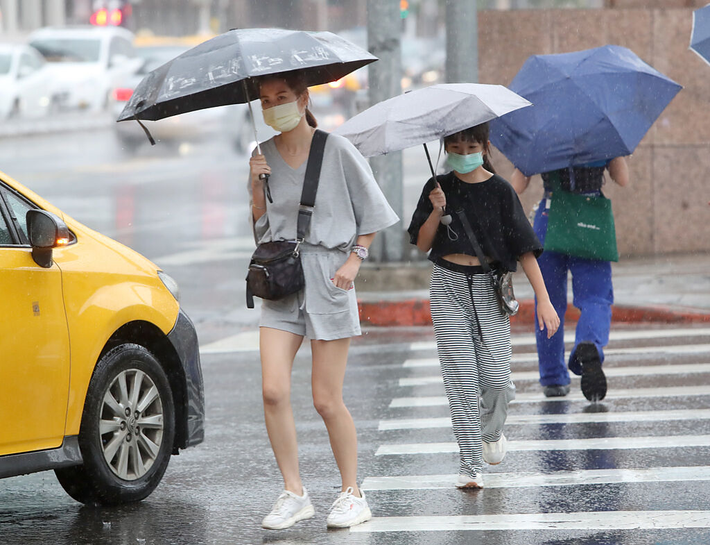 梅花颱風逼近台灣，北部雨勢逐漸增強。(鄭任南攝)