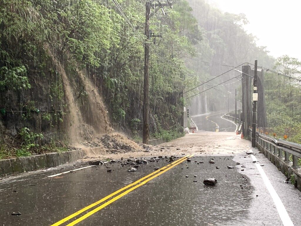 中颱梅花挾豐沛雨量北上，今日造成北107線道邊坡落石及路面淹水。(翻攝自烏來區公所FB)