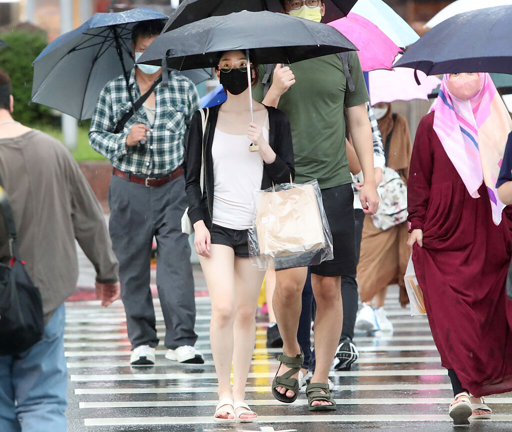 北部雨勢明顯，民眾這兩天外出要記得帶傘。（鄭任南攝）