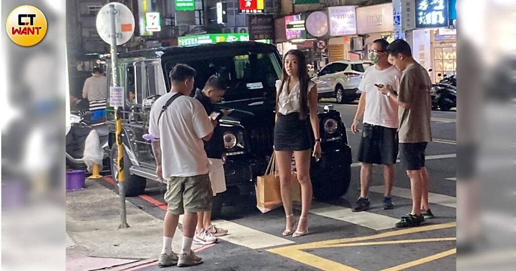 蘿拉現身台北市東區街頭，身邊還有一堆男性友人包圍著她。（圖／本刊娛樂組）