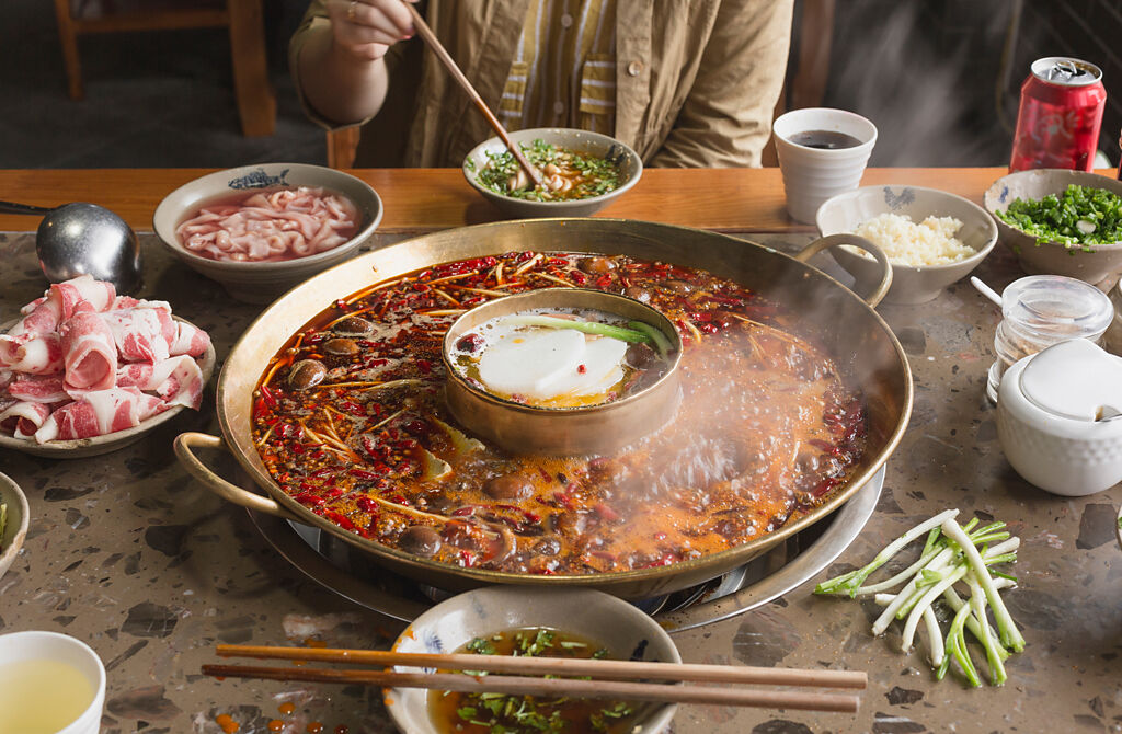 許多人吃麻辣火鍋有被辣到的經驗。(示意圖/ Shutterstock )

