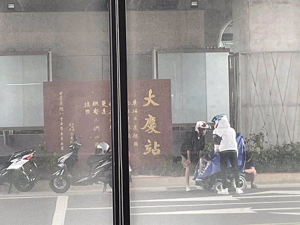 台中一名男網友表示，在大慶火車站附近發現一名坐電動輪椅的老先生在橋下躲雨，路過的3名騎士替他穿上雨衣，令他感動不已。（圖／翻攝自爆料公社）