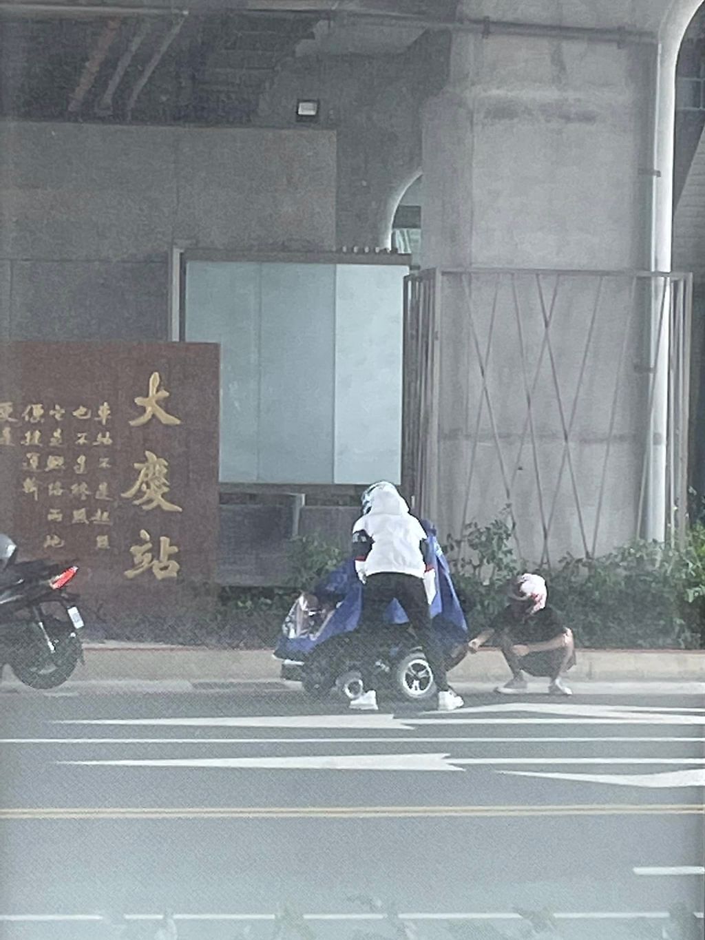 ３名騎士細心地替輪椅伯穿雨衣。（圖／翻攝自爆料公社）