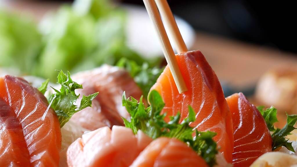 生魚片是不少人的心頭好，但營養師表示，吃太多生魚片可能會造成維生素B1缺乏。（示意圖／Shutterstock ）