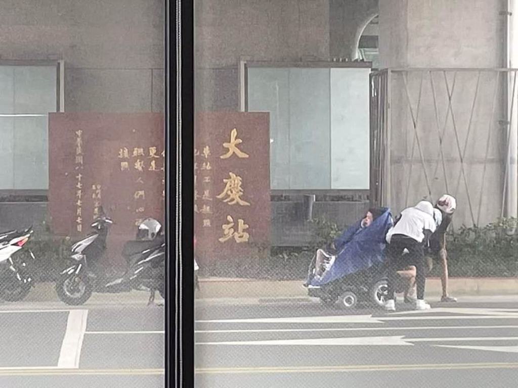 原PO在車站附近看到一位騎電動輪椅的先生在路旁待一陣子了。（圖／翻攝自臉書社團「爆料公社」）
