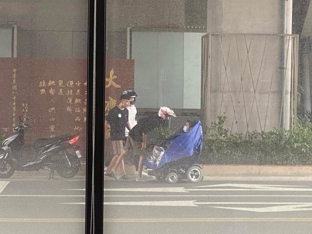 原來是這位身障人士需要人幫忙他穿雨衣。（圖／翻攝自臉書社團「爆料公社」）
