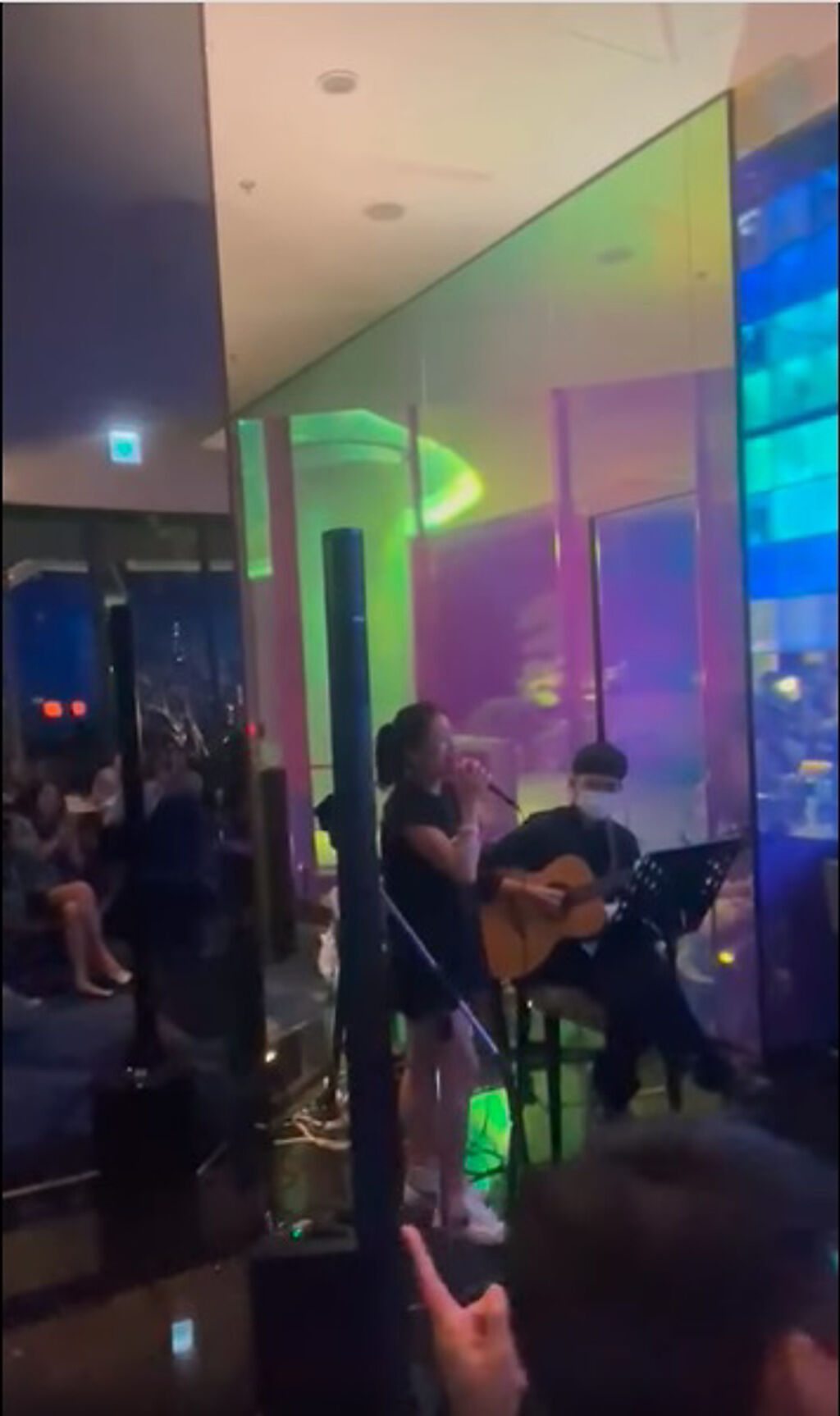 黃嘉千在現場高歌鄧麗君的經典歌曲「我只在乎你」。（圖／截取自何如芸facebook）