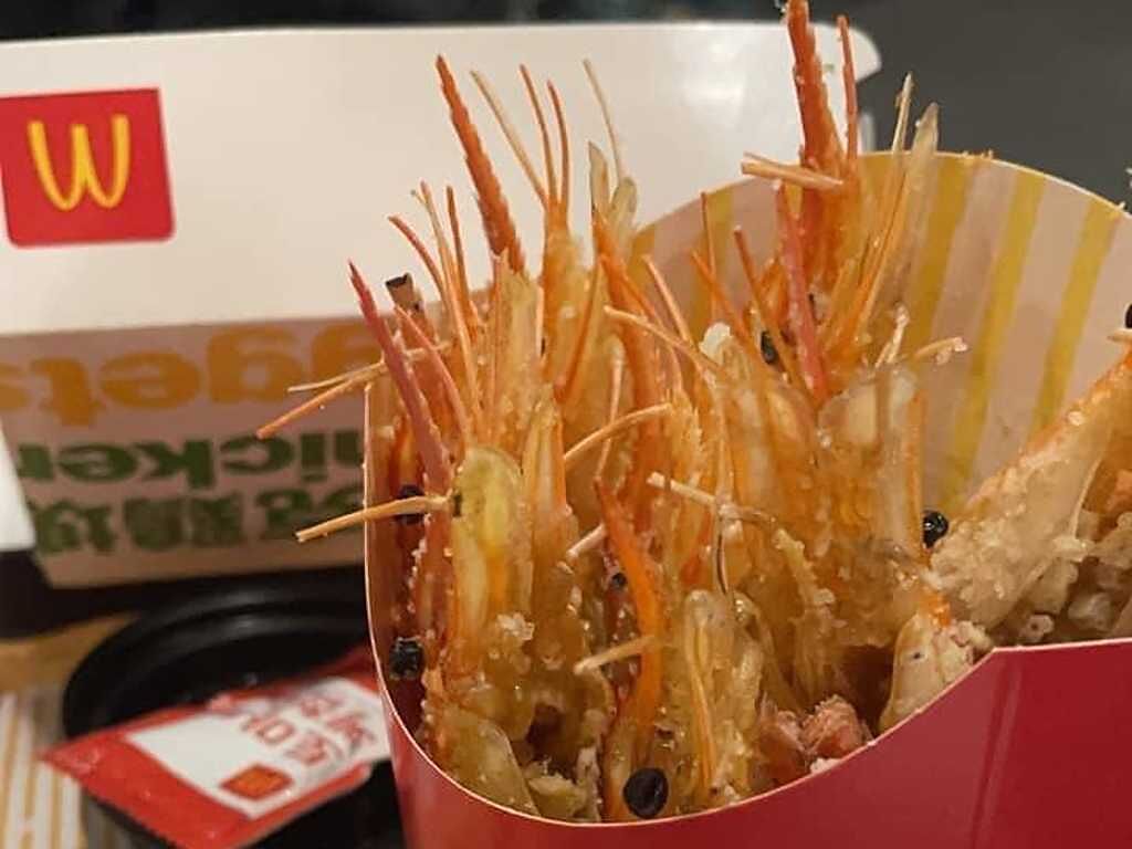 一名網友表示在麥當勞享用新品「蝦薯」，引發熱議。（翻攝自爆廢公社二館臉書）