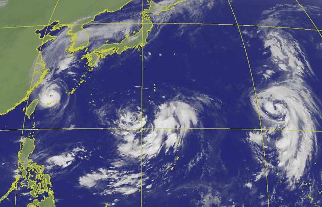 關島西北方的熱帶性低氣壓有機會在今天增強成第14號颱風「南瑪都」，西太平洋上將形成3颱共舞的局面。(翻攝自氣象局)